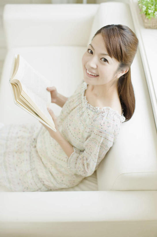 东方人,一个人,客厅,坐,笑,微笑,露齿笑,竖图,俯视,室内,白天,植物,沙发,书籍,亚洲,仅一个年轻女性,仅一个女性,仅一个人,握,服装,盆栽,盆景,拿,拿着,注视,休闲装,黄种人,衣服,绿色,自然,观察,看,休闲,休闲服,握着,服饰,生长,成长,观看,察看,起居室,关注,布艺沙发,客堂,年轻女性,女人,女性,亚洲人,书,图书,抬头,仰头,坐着,半身,彩图,高角度拍摄