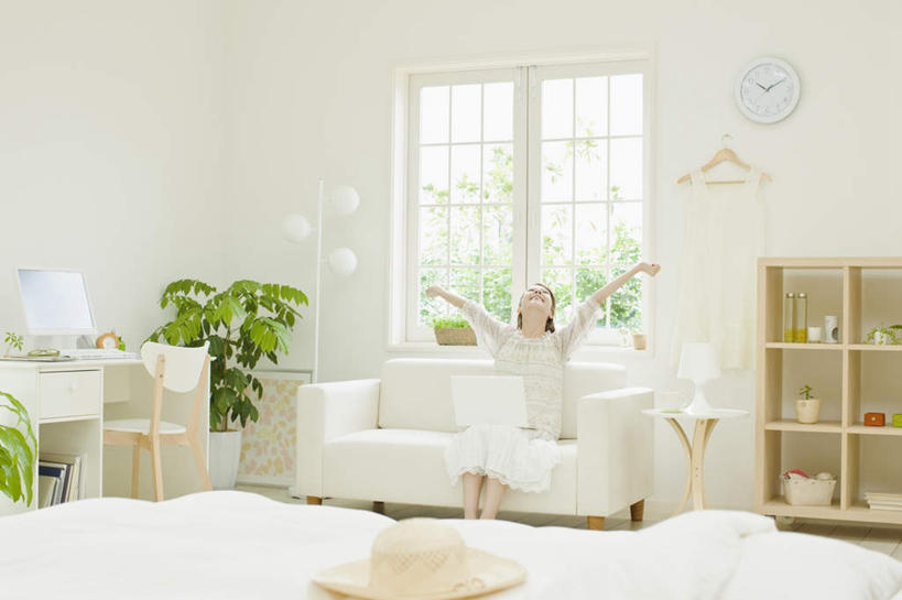 东方人,一个人,客厅,坐,伸展双臂,笑,微笑,露齿笑,横图,室内,白天,正面,电脑,笔记本电脑,植物,窗户,柜子,沙发,桌子,衣架,亚洲,仅一个年轻女性,仅一个女性,仅一个人,伸展,服装,时间,网络,盆栽,时钟,墙,盆景,储物柜,计时,注视,休闲装,黄种人,通讯设备,书桌,伸懒腰,玻璃窗,墙壁,墙面,衣服,绿色,白色,自然,课桌,挂钟,钟表,观察,看,休闲,休闲服,表,放松,服饰,生长,成长,观看,察看,无线,起居室,储存,关注,通信设备,无线网络,惬意,布艺沙发,无线上网,便携式电脑,懒腰,客堂,储备,蕴藏,贮备,手提电脑,年轻女性,女人,女性,亚洲人,挂衣架,晾衣架,钟,敞开双臂,伸开双臂,抬头,仰头,展开双肩,张开手臂,张开双臂,坐着,彩图,全身,慵懒,贮存