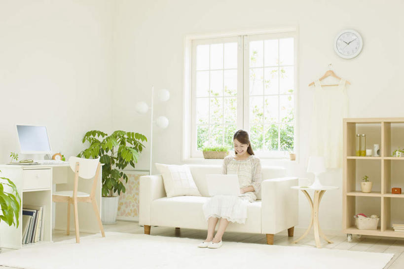 东方人,一个人,客厅,坐,横图,室内,白天,正面,电脑,笔记本电脑,植物,窗户,柜子,沙发,桌子,衣架,亚洲,仅一个年轻女性,仅一个女性,仅一个人,敲打,服装,时间,网络,盆栽,时钟,墙,盆景,储物柜,计时,注视,休闲装,黄种人,输入,通讯设备,书桌,玻璃窗,墙壁,墙面,衣服,绿色,白色,自然,课桌,挂钟,钟表,打字,观察,看,休闲,休闲服,表,服饰,生长,成长,观看,点击,敲击,察看,无线,起居室,储存,关注,通信设备,无线网络,布艺沙发,无线上网,便携式电脑,客堂,储备,蕴藏,贮备,按键,手提电脑,年轻女性,女人,女性,亚洲人,挂衣架,晾衣架,钟,坐着,彩图,全身,贮存