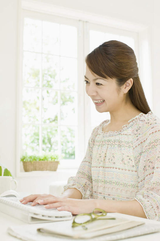 东方人,一个人,客厅,坐,笑,微笑,露齿笑,竖图,室内,白天,正面,电脑,显示器,鼠标,键盘,植物,窗户,桌子,亚洲,仅一个年轻女性,仅一个女性,仅一个人,敲打,服装,网络,盆栽,眼镜,墙,盆景,注视,休闲装,黄种人,输入,输入设备,通讯设备,书桌,玻璃窗,墙壁,墙面,衣服,绿色,白色,自然,课桌,打字,观察,看,休闲,休闲服,台式电脑,服饰,生长,成长,观看,点击,敲击,察看,起居室,关注,通信设备,近视眼镜,输出设备,客堂,按键,年轻女性,女人,女性,亚洲人,坐着,半身,彩图