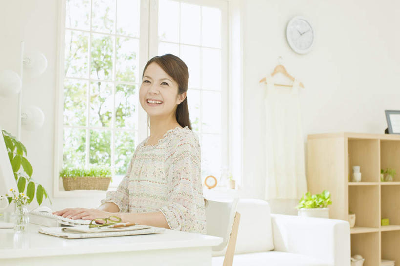 东方人,一个人,客厅,坐,笑,微笑,露齿笑,横图,室内,白天,正面,电脑,显示器,鼠标,键盘,植物,窗户,柜子,桌子,亚洲,仅一个年轻女性,仅一个女性,仅一个人,敲打,服装,时间,网络,盆栽,时钟,眼镜,墙,盆景,储物柜,计时,扭头,注视,休闲装,黄种人,输入,输入设备,通讯设备,书桌,玻璃窗,墙壁,墙面,衣服,绿色,白色,自然,课桌,挂钟,钟表,打字,观察,看,转头,休闲,休闲服,表,台式电脑,服饰,生长,成长,观看,点击,敲击,察看,起居室,储存,关注,通信设备,近视眼镜,输出设备,客堂,储备,蕴藏,贮备,按键,年轻女性,女人,女性,亚洲人,钟,坐着,半身,彩图,贮存