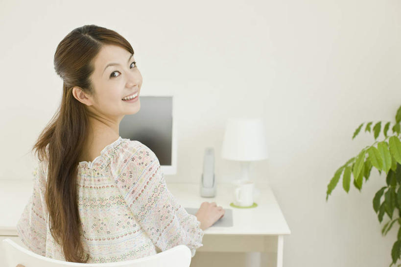 东方人,一个人,坐,笑,微笑,露齿笑,横图,室内,白天,电脑,显示器,鼠标,键盘,植物,台灯,桌子,照明,亚洲,仅一个年轻女性,仅一个女性,仅一个人,敲打,服装,网络,盆栽,墙,灯光,盆景,扭头,注视,休闲装,黄种人,输入,输入设备,通讯设备,书桌,墙壁,墙面,灯,背面,衣服,绿色,白色,自然,课桌,灯具,打字,观察,看,转头,休闲,休闲服,台式电脑,服饰,生长,成长,观看,点击,敲击,照亮,察看,照明设备,关注,通信设备,输出设备,按键,年轻女性,女人,女性,亚洲人,坐着,半身,彩图