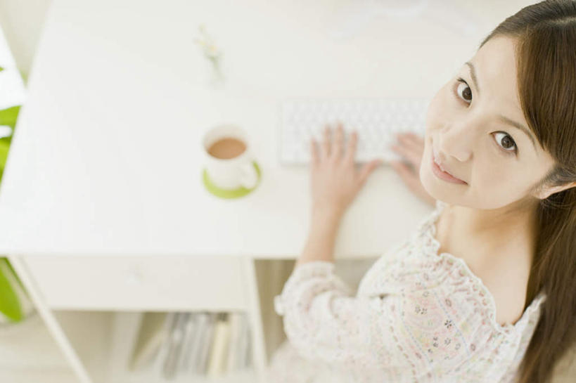 东方人,一个人,坐,笑,微笑,横图,俯视,室内,白天,幸福,键盘,茶,桌子,杯子,亚洲,仅一个年轻女性,仅一个女性,仅一个人,敲打,服装,茶叶,注视,休闲装,黄种人,娱乐,输入,输入设备,通讯设备,书桌,衣服,课桌,水杯,打字,观察,看,享受,休闲,温馨,休闲服,放松,乐趣,服饰,观看,点击,敲击,察看,提神,舒适,关注,醒脑,通信设备,按键,年轻女性,女人,女性,亚洲人,茶杯,抬头,仰头,坐着,半身,彩图,高角度拍摄