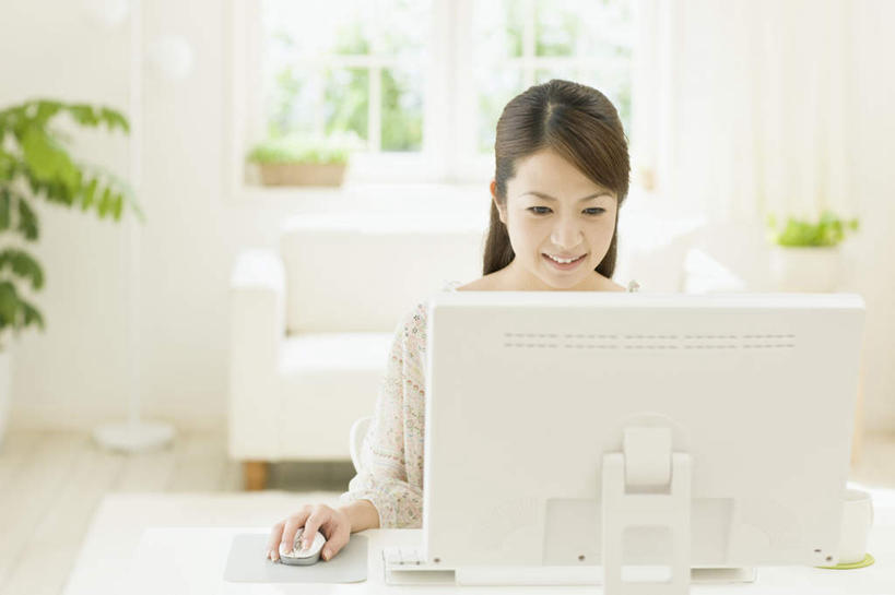 东方人,一个人,客厅,坐,笑,微笑,露齿笑,横图,室内,白天,正面,电脑,显示器,鼠标,键盘,植物,餐桌,窗户,沙发,桌子,亚洲,仅一个年轻女性,仅一个女性,仅一个人,握,服装,网络,盆栽,墙,盆景,注视,休闲装,黄种人,输入设备,通讯设备,玻璃窗,墙壁,墙面,衣服,绿色,白色,自然,观察,看,休闲,休闲服,台式电脑,握着,服饰,生长,成长,餐台,观看,察看,起居室,关注,通信设备,布艺沙发,输出设备,客堂,年轻女性,女人,女性,亚洲人,坐着,半身,彩图