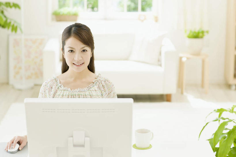 东方人,一个人,客厅,坐,笑,微笑,露齿笑,横图,室内,白天,正面,电脑,显示器,鼠标,键盘,植物,餐桌,窗户,沙发,桌子,亚洲,仅一个年轻女性,仅一个女性,仅一个人,握,服装,网络,盆栽,墙,盆景,注视,休闲装,黄种人,输入设备,通讯设备,玻璃窗,墙壁,墙面,衣服,绿色,白色,自然,观察,看,休闲,休闲服,台式电脑,握着,服饰,生长,成长,餐台,观看,察看,起居室,关注,通信设备,布艺沙发,输出设备,客堂,年轻女性,女人,女性,亚洲人,坐着,半身,彩图