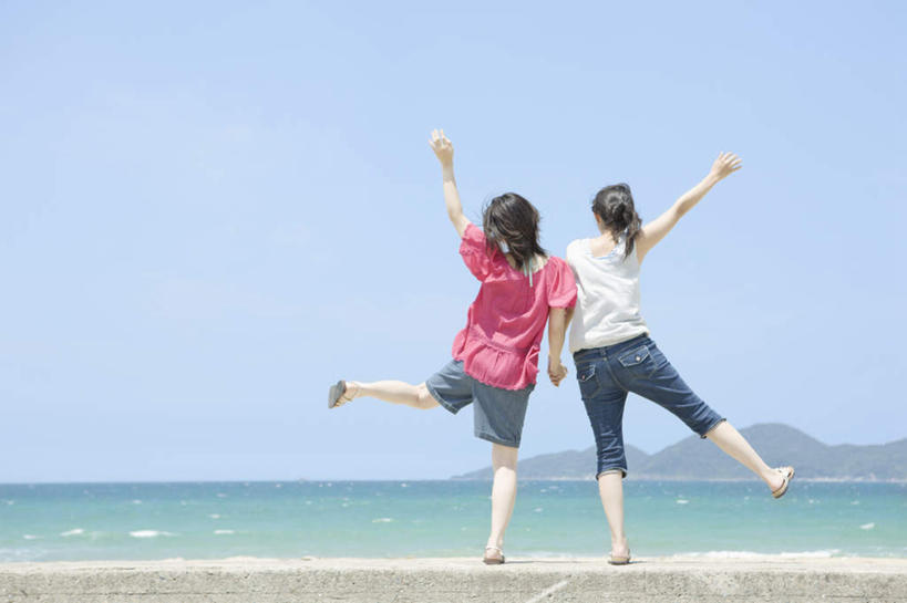 东方人,两个人,伙伴,朋友,站,举,握手,横图,室外,白天,友谊,岛屿,海浪,海洋,沙滩,亚洲,阴影,服装,光线,沙子,影子,岛,海岸,浪花,沙地,注视,休闲装,黄种人,背面,衣服,蓝色,蓝天,天空,阳光,海水,天,观察,看,托,站着,休闲,休闲服,服饰,晴朗,观看,张开双腿,察看,关注,海景,万里无云,展开双腿,友情,年轻女性,女人,女性,亚洲人,大海,风浪,海,海水的波动,海滩,近岸浪,列岛,群岛,涌浪,诸岛,晴空,晴空万里,搀手,举起,举手,举着,拉手,手拉手,手握手,向上举,向上伸,向上托,站立,彩图,全身,伸展双腿