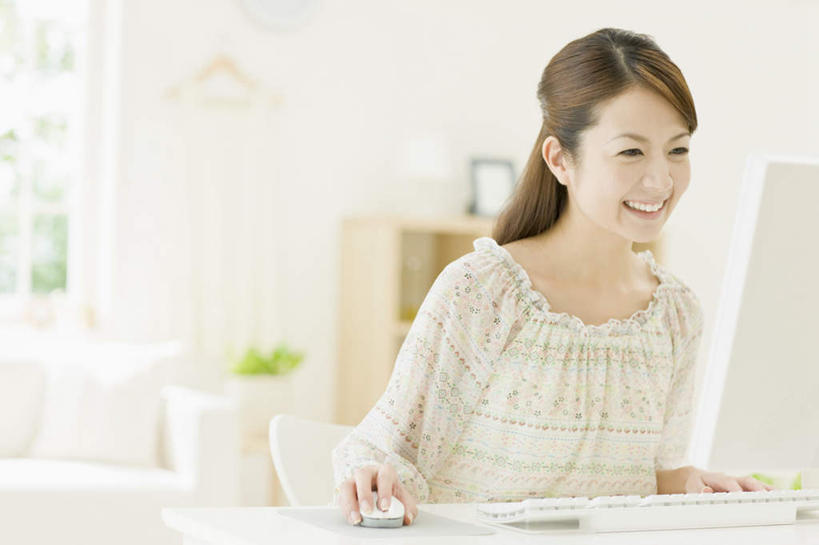 东方人,一个人,客厅,坐,笑,微笑,露齿笑,横图,室内,白天,正面,电脑,显示器,鼠标,键盘,植物,餐桌,柜子,沙发,桌子,亚洲,仅一个年轻女性,仅一个女性,仅一个人,握,服装,网络,盆栽,墙,盆景,储物柜,注视,休闲装,黄种人,输入设备,通讯设备,墙壁,墙面,衣服,绿色,白色,自然,观察,看,休闲,休闲服,台式电脑,握着,服饰,生长,成长,餐台,观看,察看,起居室,储存,关注,通信设备,布艺沙发,输出设备,客堂,储备,蕴藏,贮备,年轻女性,女人,女性,亚洲人,坐着,半身,彩图,贮存