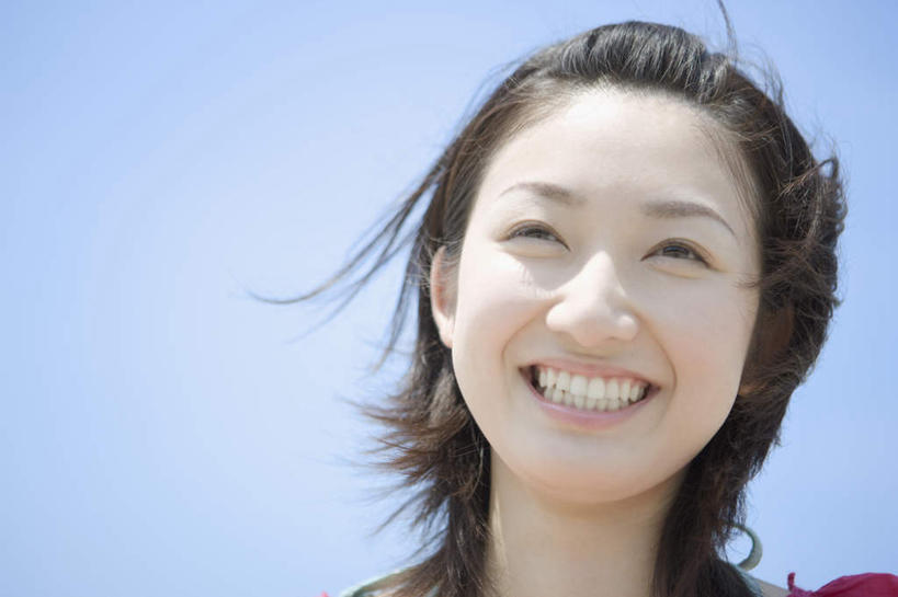 东方人,脸,头,脸颊,头发,一个人,站,笑,微笑,露齿笑,横图,室外,特写,白天,仰视,亚洲,仅一个年轻女性,仅一个女性,仅一个人,阴影,飘扬,光线,影子,注视,黄种人,肩膀,蓝色,黑色,蓝天,天空,阳光,天,观察,看,站着,晴朗,观看,飘逸,察看,关注,飞扬,万里无云,年轻女性,女人,女性,亚洲人,头部,脸部,脸蛋,面部,晴空,晴空万里,站立,半身,彩图,低角度拍摄,短发