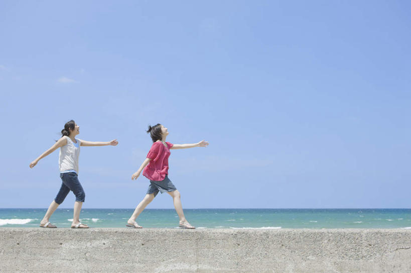 东方人,两个人,伙伴,朋友,走,伸展双臂,横图,室外,白天,侧面,友谊,海浪,海洋,亚洲,服装,浪花,水平线,辽阔,海平线,注视,休闲装,黄种人,衣服,蓝色,蓝天,天空,海水,天,观察,看,休闲,广阔,休闲服,服饰,晴朗,观看,一望无际,察看,关注,海景,万里无云,无边无际,一马平川,友情,年轻女性,女人,女性,亚洲人,大海,风浪,海,海水的波动,近岸浪,涌浪,晴空,晴空万里,步行,敞开双臂,散步,伸开双臂,展开双肩,张开手臂,张开双臂,走路,彩图,全身,水天相接,水天一线