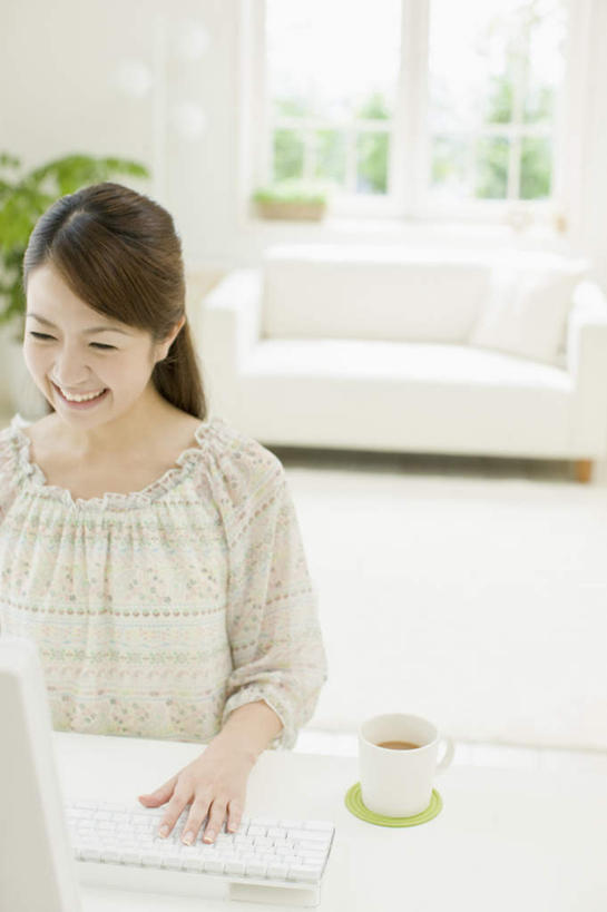 东方人,一个人,客厅,坐,笑,微笑,露齿笑,竖图,俯视,室内,白天,幸福,电脑,显示器,鼠标,键盘,植物,茶,窗户,沙发,桌子,杯子,亚洲,仅一个年轻女性,仅一个女性,仅一个人,敲打,服装,网络,盆栽,墙,茶叶,盆景,注视,休闲装,黄种人,娱乐,输入,输入设备,通讯设备,书桌,玻璃窗,墙壁,墙面,衣服,绿色,白色,自然,课桌,水杯,打字,观察,看,享受,休闲,温馨,休闲服,台式电脑,放松,乐趣,服饰,生长,成长,观看,点击,敲击,察看,提神,起居室,舒适,关注,醒脑,通信设备,布艺沙发,输出设备,客堂,按键,年轻女性,女人,女性,亚洲人,茶杯,坐着,半身,彩图,高角度拍摄