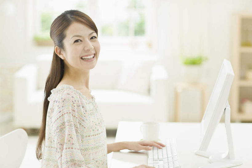 东方人,一个人,客厅,坐,笑,微笑,露齿笑,横图,室内,白天,侧面,幸福,电脑,显示器,鼠标,键盘,植物,茶,窗户,沙发,桌子,杯子,亚洲,仅一个年轻女性,仅一个女性,仅一个人,敲打,服装,朦胧,模糊,网络,盆栽,墙,茶叶,盆景,扭头,注视,休闲装,黄种人,娱乐,输入,输入设备,通讯设备,书桌,玻璃窗,墙壁,墙面,衣服,绿色,白色,自然,课桌,水杯,打字,观察,看,转头,享受,休闲,温馨,休闲服,台式电脑,放松,乐趣,服饰,生长,成长,观看,点击,敲击,察看,提神,起居室,舒适,关注,醒脑,通信设备,布艺沙发,输出设备,客堂,按键,年轻女性,女人,女性,亚洲人,茶杯,坐着,半身,彩图