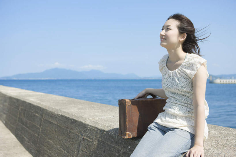 东方人,一个人,坐,笑,微笑,露齿笑,横图,室外,白天,正面,海浪,海洋,山,山脉,亚洲,仅一个年轻女性,仅一个女性,仅一个人,阴影,服装,光线,拉杆箱,旅行箱,影子,浪花,山峰,云,云朵,山峦,云彩,注视,休闲装,黄种人,衣服,蓝色,白云,蓝天,天空,阳光,海水,行李箱,箱子,群山,天,观察,看,休闲,休闲服,搭,服饰,晴朗,观看,出差,察看,搭着,关注,海景,年轻女性,女人,女性,亚洲人,大海,风浪,海,海水的波动,近岸浪,涌浪,晴空,坐着,半身,彩图,旅行