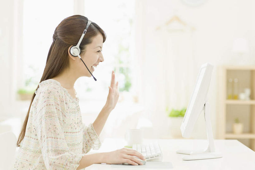 东方人,一个人,客厅,坐,举,笑,微笑,露齿笑,横图,室内,白天,侧面,通讯,幸福,客服,电脑,显示器,鼠标,键盘,植物,茶,窗户,沙发,桌子,杯子,亚洲,仅一个年轻女性,仅一个女性,仅一个人,握,服装,朦胧,模糊,网络,信息,盆栽,墙,茶叶,盆景,话务员,挥手,注视,休闲装,黄种人,娱乐,输入设备,通讯设备,书桌,再见,玻璃窗,墙壁,墙面,衣服,绿色,白色,自然,耳机,耳麦,话筒,课桌,水杯,观察,看,手势,托,招手,享受,休闲,温馨,休闲服,台式电脑,放松,乐趣,服务,握着,通信,服饰,生长,成长,告别,观看,协调,察看,提神,麦克风,起居室,舒适,头戴式耳麦,关注,销售,醒脑,通信设备,摆动,布艺沙发,输出设备,离别,客服人员,电话销售,辞行,接待员,客堂,年轻女性,女人,女性,亚洲人,接线员,茶杯,举起,举手,举着,向上举,向上伸,向上托,坐着,半身,彩图,头戴式耳机