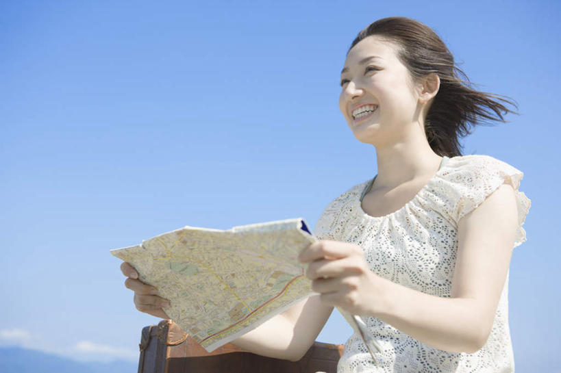 东方人,一个人,坐,笑,微笑,露齿笑,横图,室外,白天,仰视,道路,地图,亚洲,仅一个年轻女性,仅一个女性,仅一个人,握,阴影,服装,光线,信息,拉杆箱,旅行箱,影子,云,云朵,交通,拿,云彩,拿着,注视,休闲装,黄种人,方向,衣服,蓝色,白云,蓝天,天空,阳光,行李箱,箱子,天,观察,看,休闲,休闲服,握着,服饰,晴朗,观看,引导,指引,出差,察看,关注,年轻女性,女人,女性,亚洲人,晴空,坐着,半身,彩图,低角度拍摄,旅行,导航