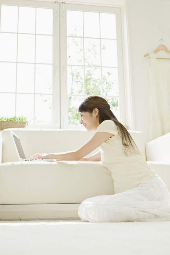 东方人,一个人,客厅,坐,竖图,室内,白天,侧面,电脑,笔记本电脑,植物,窗户,沙发,亚洲,仅一个年轻女性,仅一个女性,仅一个人,敲打,服装,网络,盆栽,墙,盆景,注视,休闲装,黄种人,输入,通讯设备,玻璃窗,墙壁,墙面,衣服,绿色,白色,自然,打字,观察,看,休闲,休闲服,服饰,生长,成长,观看,点击,敲击,察看,无线,起居室,关注,通信设备,无线网络,布艺沙发,无线上网,便携式电脑,客堂,按键,手提电脑,年轻女性,女人,女性,亚洲人,坐着,半身,彩图