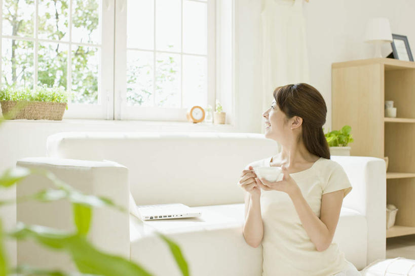 东方人,一个人,客厅,坐,横图,室内,白天,正面,电脑,笔记本电脑,植物,柜子,沙发,杯子,亚洲,仅一个年轻女性,仅一个女性,仅一个人,握,服装,朦胧,模糊,网络,瓷器,盆栽,墙,咖啡杯,盆景,陶瓷制品,储物柜,拿,拿着,扭头,注视,休闲装,黄种人,通讯设备,墙壁,墙面,衣服,绿色,白色,自然,观察,看,转头,休闲,休闲服,握着,服饰,生长,成长,观看,察看,无线,起居室,储存,关注,瓷杯,通信设备,无线网络,布艺沙发,无线上网,便携式电脑,客堂,储备,蕴藏,贮备,手提电脑,年轻女性,女人,女性,亚洲人,坐着,半身,彩图,贮存