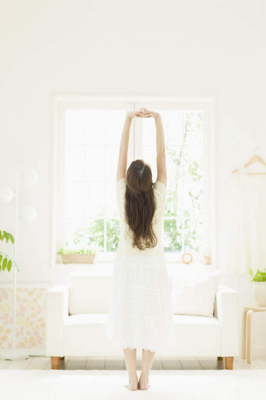 东方人,腿部,脚,脚趾,脚趾甲,腿,一个人,客厅,站,举,竖图,室内,白天,植物,窗户,沙发,亚洲,仅一个年轻女性,仅一个女性,仅一个人,握,服装,盆栽,墙,盆景,休闲装,黄种人,光脚,玻璃窗,墙壁,墙面,背面,衣服,绿色,白色,自然,托,站着,休闲,赤脚,休闲服,握着,服饰,生长,成长,起居室,布艺沙发,客堂,年轻女性,女人,女性,亚洲人,脚指甲,举起,举手,举着,向上举,向上伸,向上托,站立,彩图,全身