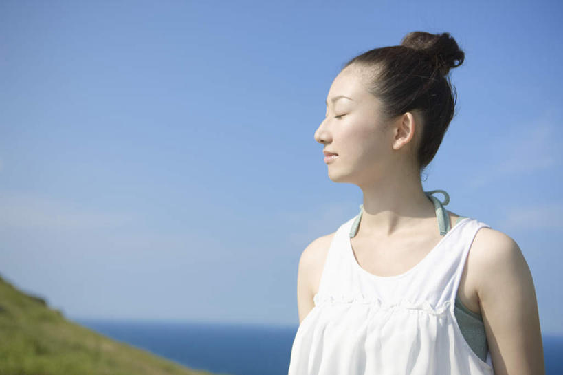 东方人,一个人,站,闭眼,笑,微笑,横图,室外,白天,正面,草地,草坪,海浪,海洋,植物,亚洲,仅一个年轻女性,仅一个女性,仅一个人,阴影,服装,光线,影子,浪花,云,云朵,云彩,扭头,休闲装,黄种人,草,衣服,蓝色,绿色,白云,蓝天,天空,阳光,海水,天,站着,转头,休闲,休闲服,服饰,晴朗,海景,年轻女性,女人,女性,亚洲人,大海,风浪,海,海水的波动,近岸浪,涌浪,晴空,闭眼睛,闭着眼,闭着眼睛,站立,半身,彩图