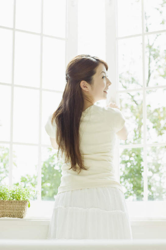 东方人,一个人,客厅,站,笑,微笑,露齿笑,竖图,室内,白天,植物,窗户,沙发,亚洲,仅一个年轻女性,仅一个女性,仅一个人,服装,扭头,注视,休闲装,黄种人,玻璃窗,树,树木,背面,衣服,绿色,自然,观察,看,站着,转头,休闲,休闲服,服饰,生长,成长,观看,察看,起居室,关注,布艺沙发,客堂,年轻女性,女人,女性,亚洲人,站立,半身,彩图