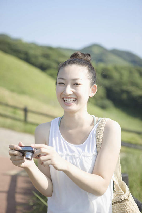 东方人,一个人,栏杆,站,笑,微笑,露齿笑,竖图,室外,白天,正面,草地,草坪,植物,相机,亚洲,仅一个年轻女性,仅一个女性,仅一个人,握,服装,栅栏,篱笆,围栏,拿,拿着,注视,休闲装,黄种人,护栏,草,树,树木,拍照,衣服,蓝色,绿色,蓝天,天空,自然,数码相机,天,观察,看,站着,休闲,休闲服,握着,摄影,服饰,生长,晴朗,成长,观看,察看,关注,万里无云,年轻女性,女人,女性,亚洲人,照相机,晴空,晴空万里,站立,半身,彩图,照相