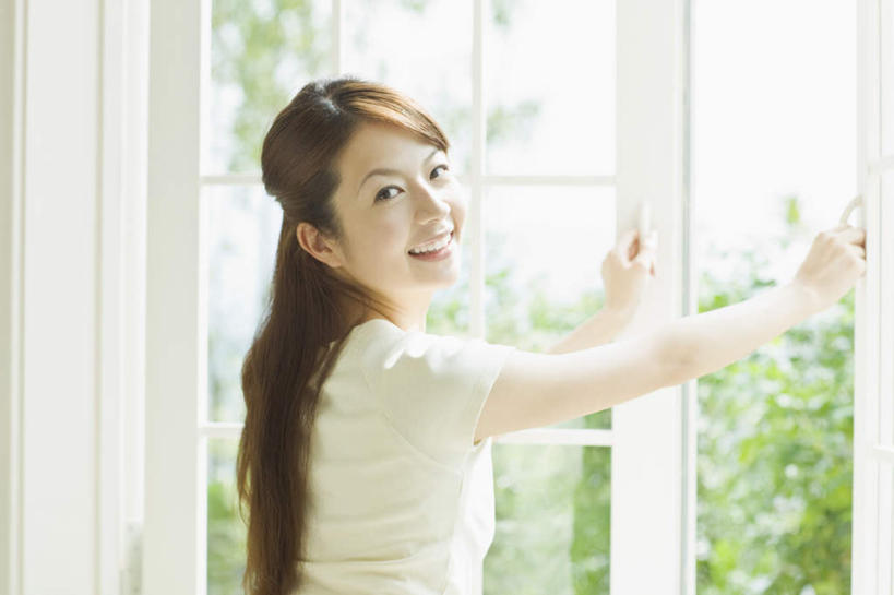 东方人,一个人,站,笑,微笑,露齿笑,横图,室内,白天,侧面,植物,窗户,亚洲,仅一个年轻女性,仅一个女性,仅一个人,撑,服装,朦胧,模糊,扭头,注视,休闲装,黄种人,玻璃窗,树,树木,衣服,绿色,自然,观察,看,站着,转头,休闲,休闲服,服饰,生长,成长,观看,察看,撑着,关注,年轻女性,女人,女性,亚洲人,站立,半身,彩图