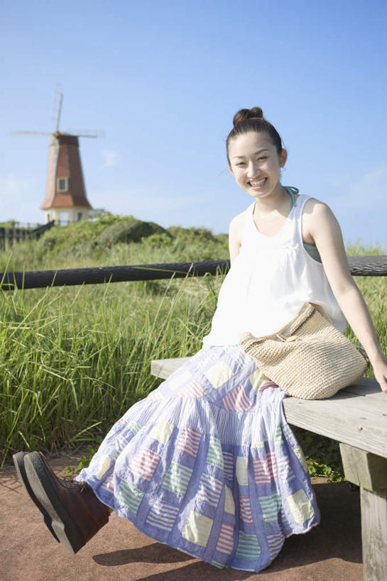 东方人,一个人,坐,笑,微笑,露齿笑,竖图,室外,白天,侧面,裙子,灌溉,草地,草坪,植物,风车,椅子,亚洲,仅一个年轻女性,仅一个女性,仅一个人,阴影,服装,环保,光线,包,背心,皮包,影子,躺椅,注视,黄种人,长裙,草,衣服,蓝色,绿色,蓝天,天空,阳光,天,观察,看,石椅,服饰,能源,晴朗,观看,半身裙,单肩包,回收,资源,察看,浇灌,荷兰风车,衣着,穿着,关注,利用,低碳,循环,万里无云,磨坊,持续,衣饰,年轻女性,女人,女性,亚洲人,晴空,晴空万里,坐着,彩图,全身