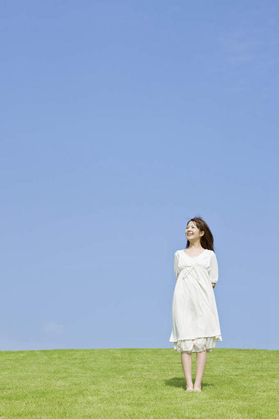 东方人,一个人,站,笑,微笑,露齿笑,竖图,室外,白天,正面,裙子,草地,草坪,植物,亚洲,仅一个年轻女性,仅一个女性,仅一个人,阴影,连衣裙,光线,影子,地平线,辽阔,地面,扭头,黄种人,草,蓝色,绿色,蓝天,天空,阳光,天,站着,转头,广阔,晴朗,一望无际,延伸,背手,万里无云,天地相交,无边无际,一马平川,年轻女性,女人,女性,亚洲人,晴空,晴空万里,站立,彩图,全身