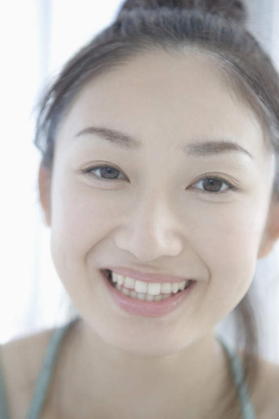 东方人,脸,头,脸颊,一个人,站,笑,微笑,露齿笑,竖图,室内,特写,白天,正面,窗户,吊带,亚洲,仅一个年轻女性,仅一个女性,仅一个人,服装,朦胧,模糊,注视,吊带衫,黄种人,肩膀,玻璃窗,衣服,观察,看,站着,服饰,观看,察看,衣着,穿着,关注,衣饰,年轻女性,女人,女性,亚洲人,头部,脸部,脸蛋,面部,站立,半身,彩图