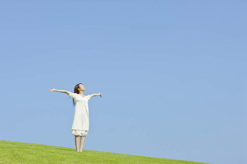 东方人,一个人,站,伸展双臂,横图,室外,白天,仰视,裙子,草地,草坪,植物,亚洲,仅一个年轻女性,仅一个女性,仅一个人,阴影,连衣裙,光线,影子,地平线,辽阔,地面,黄种人,草,蓝色,绿色,蓝天,天空,阳光,天,站着,广阔,晴朗,一望无际,延伸,万里无云,天地相交,无边无际,一马平川,年轻女性,女人,女性,亚洲人,晴空,晴空万里,敞开双臂,伸开双臂,抬头,仰头,展开双肩,站立,张开手臂,张开双臂,彩图,低角度拍摄,全身