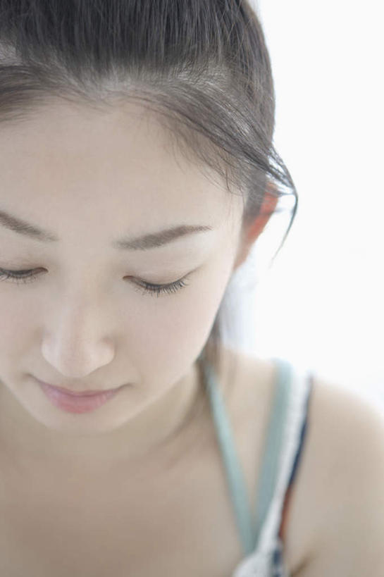 东方人,脸,头,脸颊,一个人,站,闭眼,笑,微笑,竖图,室内,特写,白天,白色背景,正面,吊带,亚洲,仅一个年轻女性,仅一个女性,仅一个人,阴影,服装,反射,影子,吊带衫,黄种人,肩膀,衣服,站着,摄影,服饰,影棚,衣着,穿着,衣饰,年轻女性,女人,女性,亚洲人,头部,脸部,脸蛋,面部,闭眼睛,闭着眼,闭着眼睛,站立,半身,彩图,影棚拍摄,拍摄