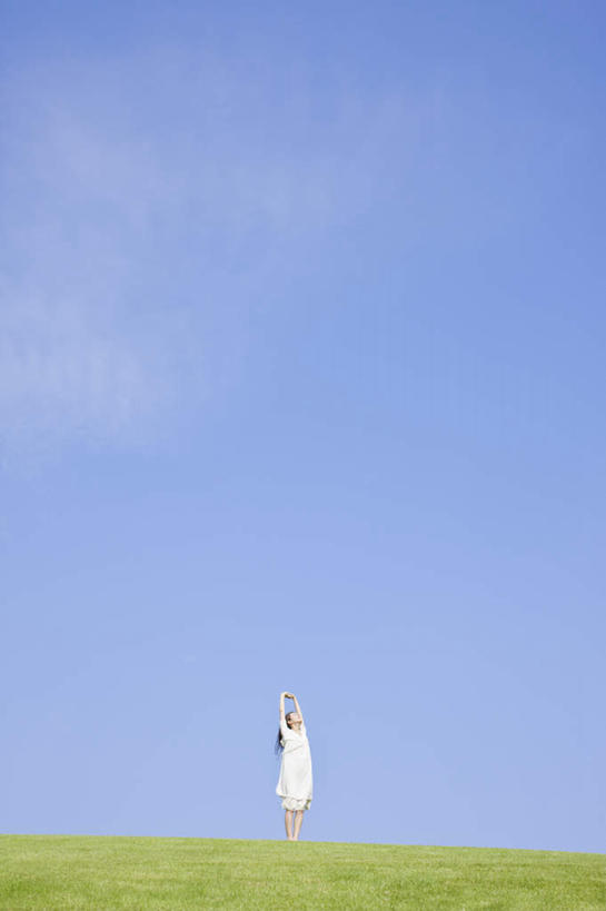 东方人,一个人,站,举,竖图,室外,白天,仰视,裙子,草地,草坪,植物,亚洲,仅一个年轻女性,仅一个女性,仅一个人,阴影,连衣裙,光线,影子,地平线,辽阔,地面,黄种人,草,蓝色,绿色,蓝天,天空,阳光,天,托,站着,广阔,晴朗,一望无际,延伸,万里无云,天地相交,无边无际,一马平川,年轻女性,女人,女性,亚洲人,晴空,晴空万里,举起,举手,举着,抬头,向上举,向上伸,向上托,仰头,站立,彩图,低角度拍摄,全身