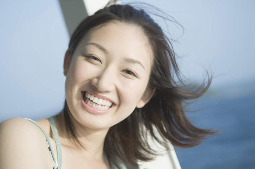 东方人,脸,头,脸颊,头发,一个人,站,笑,微笑,露齿笑,横图,室外,特写,白天,正面,海浪,海洋,船,吊带,亚洲,仅一个年轻女性,仅一个女性,仅一个人,阴影,服装,朦胧,模糊,飘扬,光线,影子,浪花,游艇,扭头,注视,吊带衫,黄种人,肩膀,衣服,蓝色,蓝天,天空,阳光,海水,交通工具,天,观察,看,站着,转头,服饰,晴朗,观看,飘逸,察看,衣着,穿着,关注,载具,飞扬,海景,万里无云,衣饰,年轻女性,女人,女性,亚洲人,头部,脸部,脸蛋,面部,大海,风浪,海,海水的波动,近岸浪,涌浪,晴空,晴空万里,站立,半身,彩图