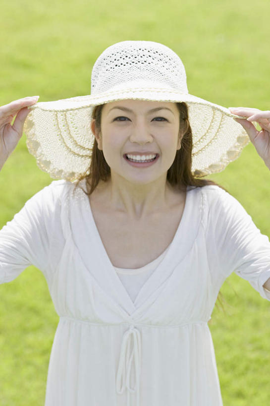 东方人,一个人,站,笑,微笑,露齿笑,竖图,俯视,室外,白天,草地,草坪,植物,帽子,亚洲,仅一个年轻女性,仅一个女性,仅一个人,握,服装,注视,休闲装,黄种人,草,衣服,绿色,遮阳帽,观察,看,站着,休闲,休闲服,握着,服饰,观看,察看,关注,年轻女性,女人,女性,亚洲人,抬头,仰头,站立,半身,彩图,高角度拍摄