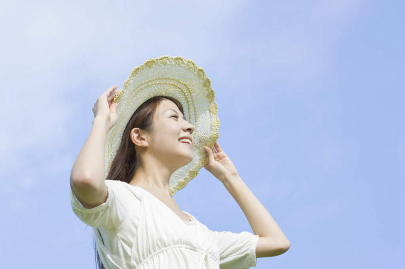 东方人,一个人,站,笑,微笑,露齿笑,横图,室外,白天,仰视,帽子,亚洲,仅一个年轻女性,仅一个女性,仅一个人,握,阴影,服装,光线,草帽,影子,云,云朵,云彩,注视,休闲装,黄种人,衣服,蓝色,白云,蓝天,天空,阳光,天,观察,看,站着,休闲,休闲服,握着,服饰,晴朗,观看,察看,关注,年轻女性,女人,女性,亚洲人,晴空,抬头,仰头,站立,半身,彩图,低角度拍摄