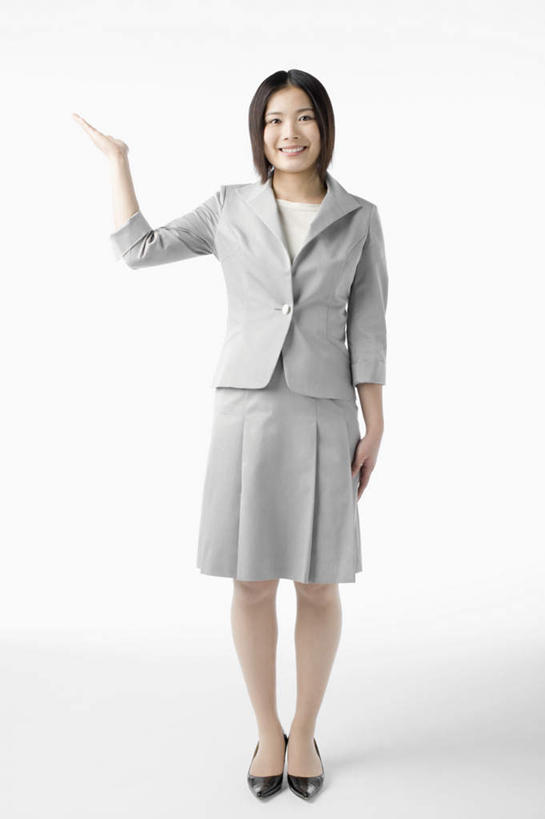 东方人,一个人,站,举,笑,微笑,露齿笑,竖图,室内,白天,白色背景,正面,高跟鞋,时尚,鞋子,亚洲,仅一个年轻女性,仅一个女性,仅一个人,阴影,服装,反射,影子,注视,休闲装,黄种人,衣服,观察,看,托,站着,休闲,休闲服,摄影,服饰,影棚,观看,察看,关注,时髦,时兴,年轻女性,女人,女性,亚洲人,举起,举手,举着,向上举,向上伸,向上托,站立,彩图,全身,影棚拍摄,拍摄