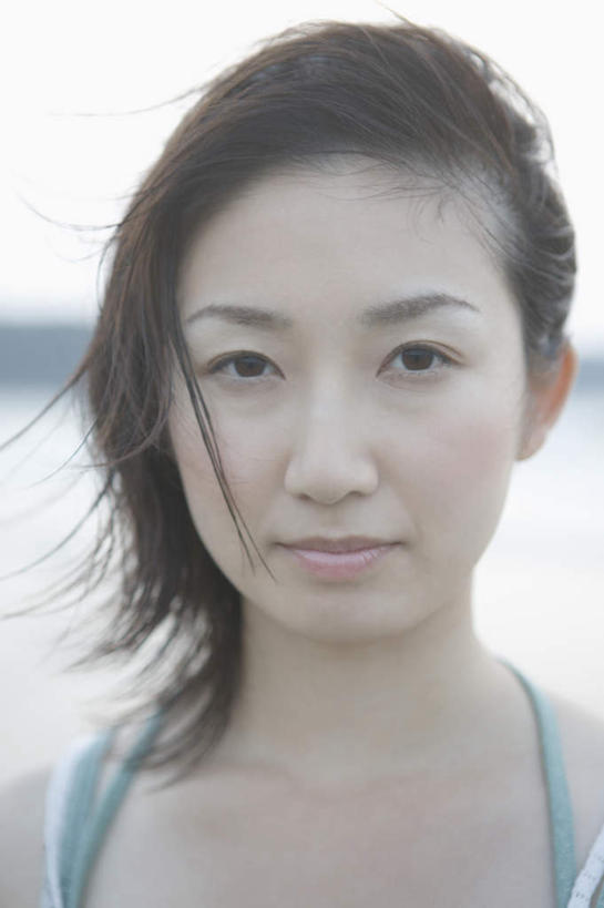 东方人,脸,头,脸颊,一个人,站,笑,微笑,竖图,室外,特写,白天,正面,海浪,海洋,吊带,亚洲,仅一个年轻女性,仅一个女性,仅一个人,服装,朦胧,模糊,浪花,注视,吊带衫,黄种人,肩膀,衣服,天空,海水,天,观察,看,站着,服饰,晴朗,观看,察看,衣着,穿着,关注,海景,万里无云,衣饰,年轻女性,女人,女性,亚洲人,头部,脸部,脸蛋,面部,大海,风浪,海,海水的波动,近岸浪,涌浪,晴空,晴空万里,站立,半身,彩图