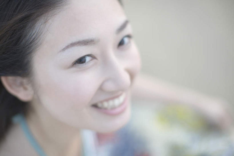 东方人,一个人,坐,笑,微笑,露齿笑,横图,俯视,室外,白天,沙滩,吊带,亚洲,仅一个年轻女性,仅一个女性,仅一个人,服装,沙子,海岸,沙地,注视,吊带衫,黄种人,衣服,观察,看,服饰,观看,察看,衣着,穿着,关注,衣饰,年轻女性,女人,女性,亚洲人,海滩,抬头,仰头,坐着,半身,彩图,高角度拍摄