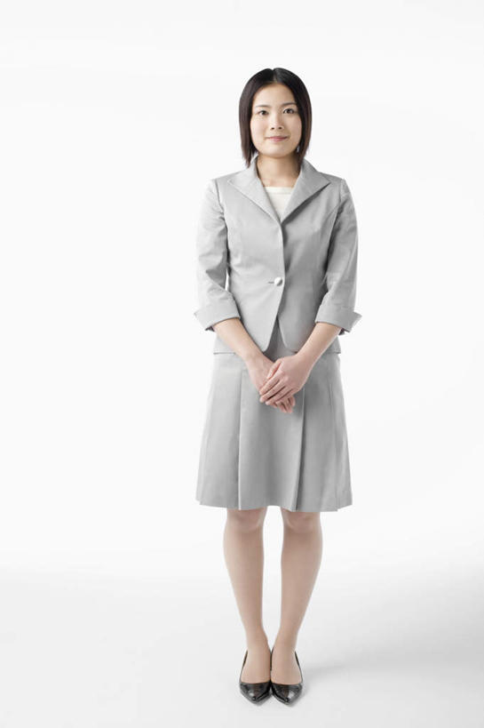 东方人,一个人,站,笑,微笑,露齿笑,竖图,室内,白天,白色背景,正面,高跟鞋,时尚,鞋子,亚洲,仅一个年轻女性,仅一个女性,仅一个人,握,阴影,服装,反射,影子,注视,休闲装,黄种人,衣服,观察,看,站着,休闲,休闲服,握着,摄影,服饰,影棚,观看,察看,关注,时髦,时兴,年轻女性,女人,女性,亚洲人,站立,彩图,全身,影棚拍摄,拍摄