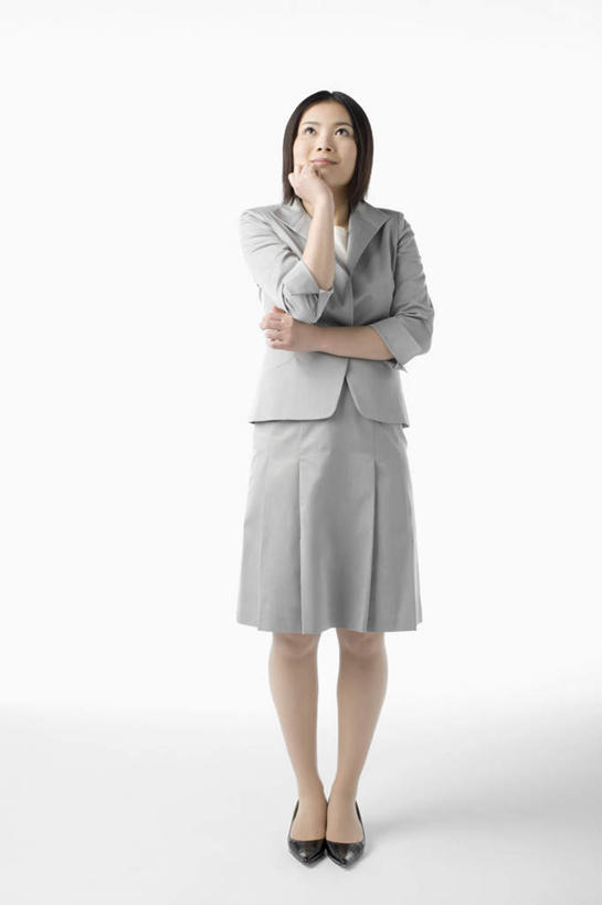 东方人,一个人,站,竖图,室内,白天,白色背景,正面,高跟鞋,时尚,鞋子,亚洲,仅一个年轻女性,仅一个女性,仅一个人,撑,阴影,服装,反射,影子,托腮,注视,休闲装,黄种人,衣服,观察,看,托,站着,休闲,休闲服,摄影,服饰,影棚,观看,察看,关注,时髦,托下巴,时兴,年轻女性,女人,女性,亚洲人,站立,彩图,全身,影棚拍摄,拍摄