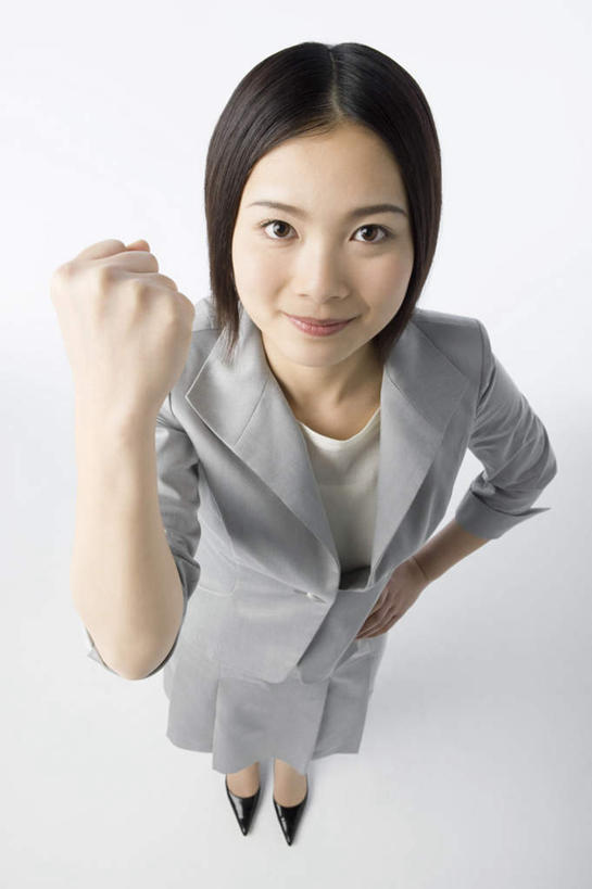 东方人,一个人,站,笑,微笑,竖图,俯视,室内,白天,白色背景,高跟鞋,时尚,鞋子,亚洲,仅一个年轻女性,仅一个女性,仅一个人,握,阴影,服装,反射,影子,注视,休闲装,黄种人,鼓励,衣服,观察,加油,看,手势,握拳,站着,休闲,休闲服,打气,握着,摄影,服饰,影棚,观看,察看,关注,时髦,鼓舞,时兴,年轻女性,女人,女性,亚洲人,抬头,仰头,站立,彩图,高角度拍摄,全身,影棚拍摄,拍摄