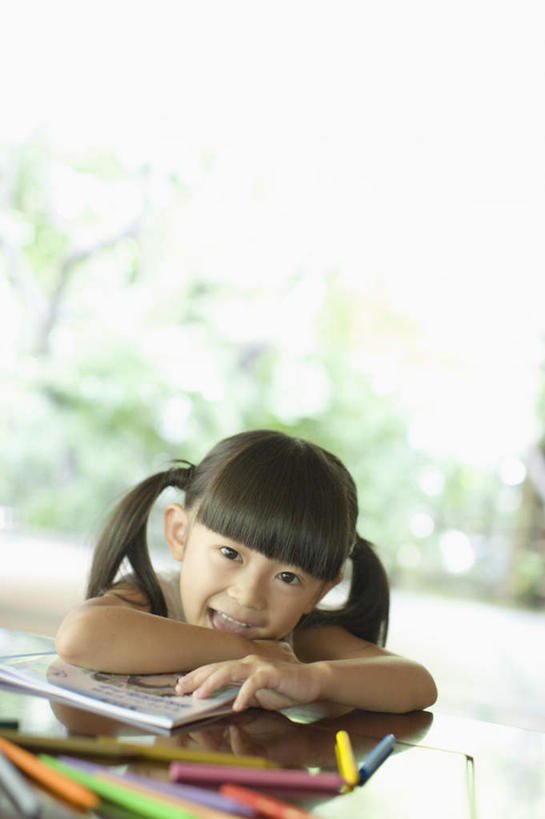 东方人,儿童,一个人,坐,笑,微笑,露齿笑,竖图,室内,白天,正面,纯洁,植物,桌子,亚洲,仅一个女性,仅一个人,服装,朦胧,模糊,笔,蜡笔,纸,办公用品,纸张,注视,休闲装,黄种人,书桌,文具,树,树木,小孩,衣服,绿色,自然,课桌,学习用品,观察,看,趴着,仅一个小孩,休闲,休闲服,可爱,童年,童趣,服饰,生长,成长,观看,文具用品,察看,关注,童真,烂漫,无邪,天真,女孩,女人,女性,亚洲人,孩子,画纸,趴,坐着,半身,彩图,铅画纸,素描纸,女生