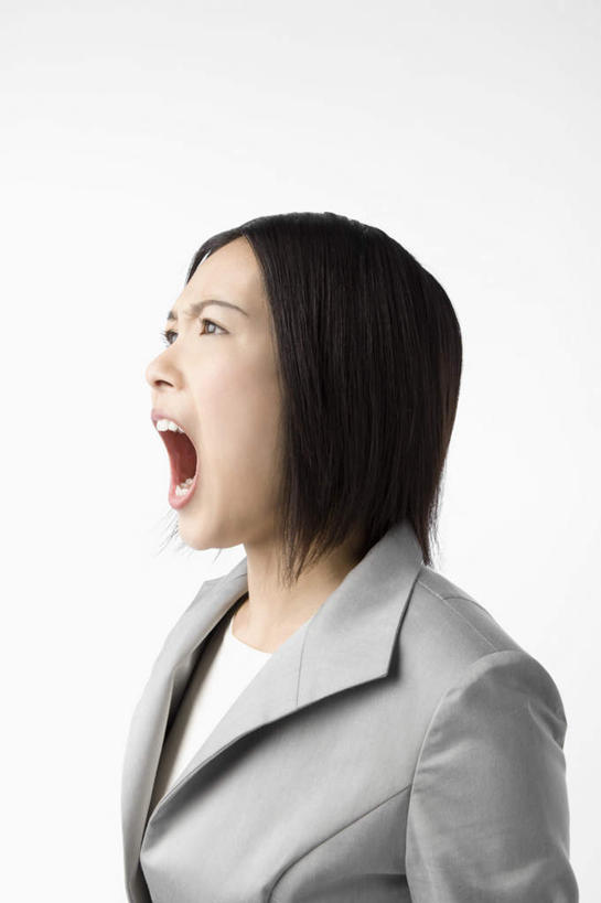 东方人,一个人,站,竖图,室内,白天,白色背景,侧面,亚洲,仅一个年轻女性,仅一个女性,仅一个人,阴影,服装,反射,影子,注视,休闲装,黄种人,衣服,观察,看,站着,张嘴,休闲,休闲服,摄影,服饰,影棚,观看,察看,关注,张大嘴巴,年轻女性,女人,女性,亚洲人,张开嘴,站立,半身,彩图,影棚拍摄,拍摄