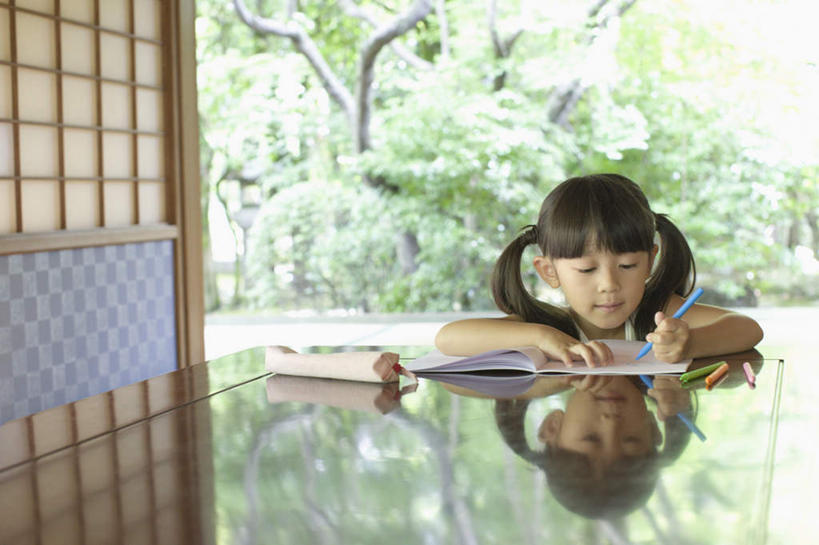 东方人,儿童,一个人,坐,横图,室内,白天,正面,纯洁,树林,植物,餐桌,门,桌子,亚洲,仅一个女性,仅一个人,拉门,握,阴影,服装,朦胧,模糊,反射,笔,影子,办公用品,记事本,拿,拿着,注视,休闲装,黄种人,移门,文具,树,树木,小孩,衣服,绿色,自然,本子,笔袋,笔记本,铅笔,学习用品,低头,观察,看,仅一个小孩,休闲,休闲服,可爱,童年,童趣,握着,服饰,生长,成长,餐台,观看,文具用品,察看,书写,关注,童真,烂漫,无邪,障子,纸门,拉窗,纸拉窗,纸拉门,天真,女孩,女人,女性,亚洲人,孩子,坐着,半身,彩图,女生