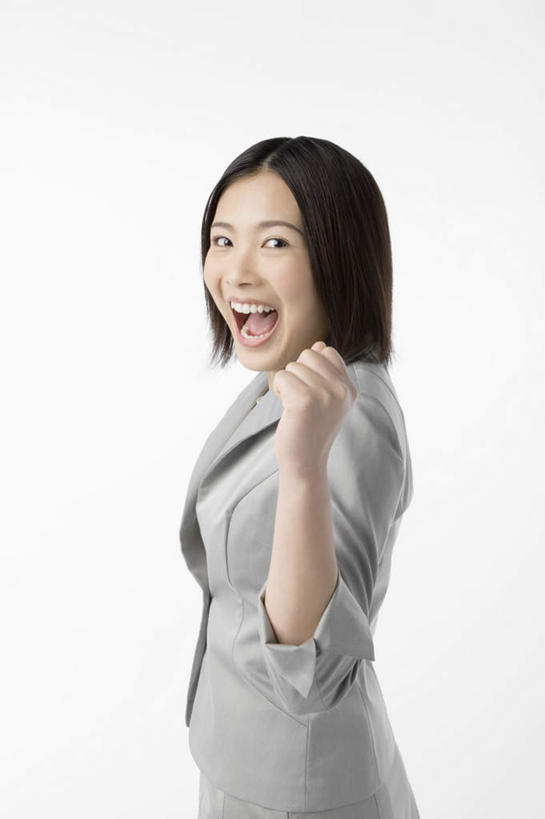 东方人,一个人,站,笑,大笑,竖图,室内,白天,白色背景,侧面,兴奋,亚洲,仅一个年轻女性,仅一个女性,仅一个人,握,阴影,服装,反射,影子,扭头,注视,休闲装,黄种人,鼓励,衣服,观察,加油,看,手势,握拳,站着,张嘴,转头,休闲,休闲服,打气,握着,摄影,服饰,影棚,观看,察看,关注,鼓舞,张大嘴巴,哈哈大笑,年轻女性,女人,女性,亚洲人,张开嘴,站立,半身,彩图,影棚拍摄,高兴,狂笑,拍摄