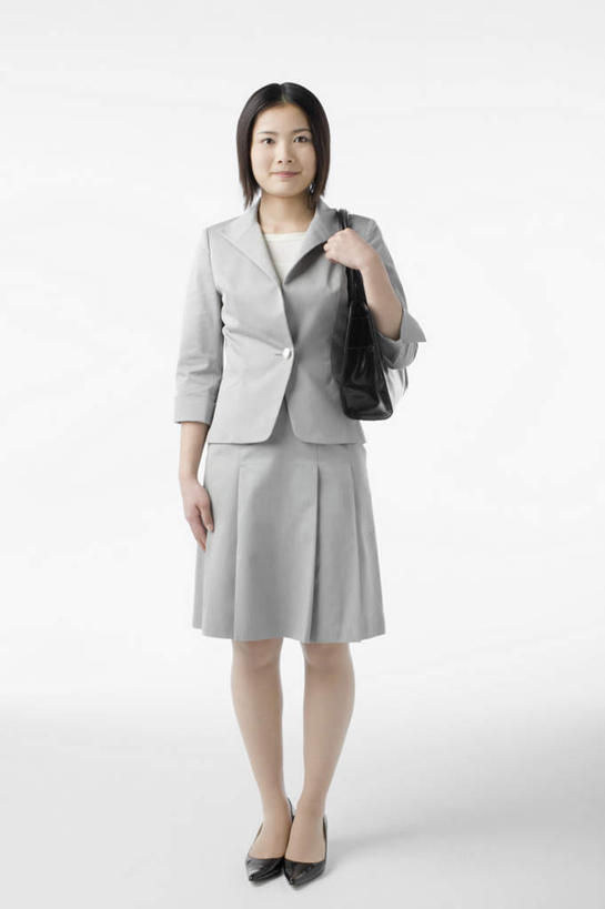 东方人,一个人,站,笑,微笑,竖图,室内,白天,白色背景,正面,高跟鞋,时尚,鞋子,亚洲,仅一个年轻女性,仅一个女性,仅一个人,握,阴影,服装,反射,包,公文包,影子,注视,休闲装,黄种人,衣服,观察,看,站着,休闲,休闲服,握着,摄影,服饰,影棚,公事包,观看,察看,关注,时髦,时兴,年轻女性,女人,女性,亚洲人,站立,彩图,全身,影棚拍摄,拍摄