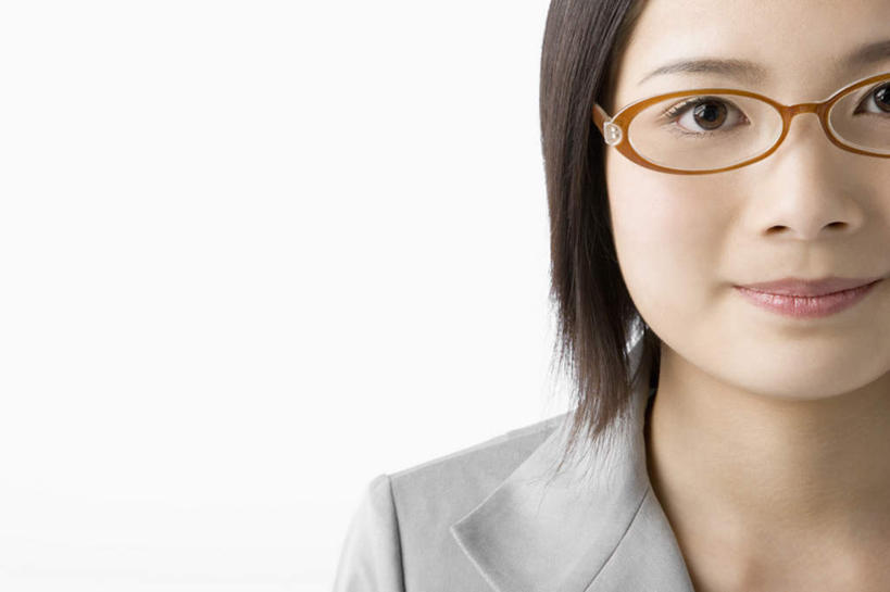 东方人,脸,头,脸颊,一个人,站,笑,微笑,横图,室内,特写,白天,白色背景,正面,亚洲,仅一个年轻女性,仅一个女性,仅一个人,阴影,服装,反射,眼镜,影子,注视,休闲装,黄种人,肩膀,衣服,观察,看,站着,休闲,休闲服,摄影,服饰,影棚,观看,察看,关注,近视眼镜,年轻女性,女人,女性,亚洲人,头部,脸部,脸蛋,面部,站立,半身,彩图,影棚拍摄,拍摄