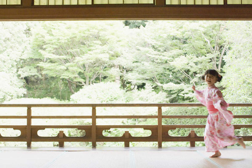 东方人,儿童,一个人,栏杆,笑,微笑,露齿笑,横图,室内,白天,侧面,民族服装,纯洁,树林,植物,地板,亚洲,仅一个女性,仅一个人,奔驰,和服,朦胧,模糊,扶手,地面,扭头,注视,黄种人,光脚,护栏,木地板,树,树木,小孩,绿色,自然,奔跑,观察,看,转头,仅一个小孩,赤脚,可爱,童年,童趣,服饰,生长,成长,观看,察看,关注,童真,烂漫,无邪,吴服,唐草,唐花,唐锦,天真,女孩,女人,女性,亚洲人,孩子,彩图,全身,传统服装,民俗服,浴衣,女生