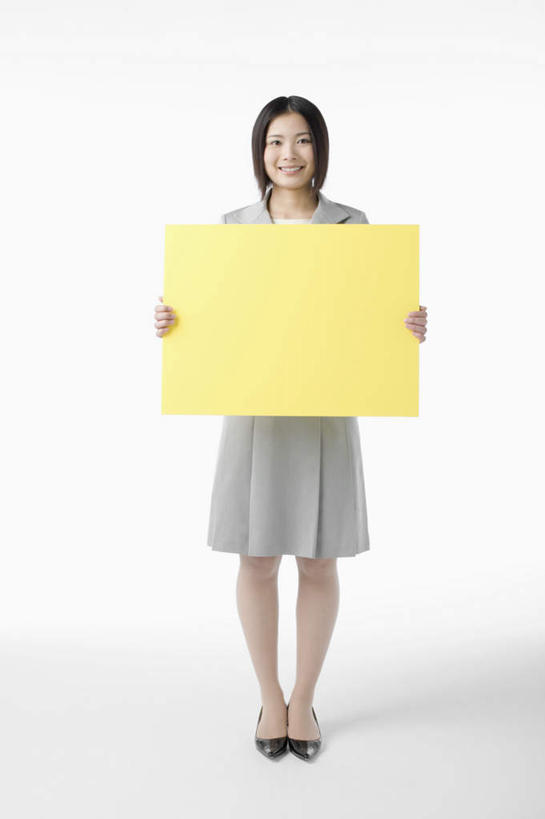 东方人,一个人,站,笑,微笑,露齿笑,竖图,室内,白天,白色背景,正面,高跟鞋,时尚,鞋子,亚洲,仅一个年轻女性,仅一个女性,仅一个人,握,阴影,服装,反射,信息,影子,拿,拿着,注视,休闲装,黄种人,布告,布告栏,衣服,黄色,观察,看,站着,休闲,休闲服,握着,摄影,服饰,影棚,观看,察看,通知,公告,传播,关注,时髦,消息,时兴,公布栏,年轻女性,女人,女性,亚洲人,站立,彩图,全身,影棚拍摄,拍摄