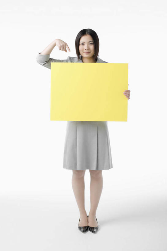 东方人,一个人,站,笑,微笑,露齿笑,竖图,室内,白天,白色背景,正面,高跟鞋,时尚,鞋子,亚洲,仅一个年轻女性,仅一个女性,仅一个人,握,指,阴影,服装,反射,信息,影子,拿,拿着,注视,休闲装,黄种人,方向,布告,布告栏,衣服,黄色,观察,看,手势,站着,休闲,休闲服,握着,摄影,服饰,影棚,观看,察看,通知,公告,指向,传播,食指,关注,时髦,消息,时兴,公布栏,年轻女性,女人,女性,亚洲人,站立,彩图,全身,影棚拍摄,拍摄