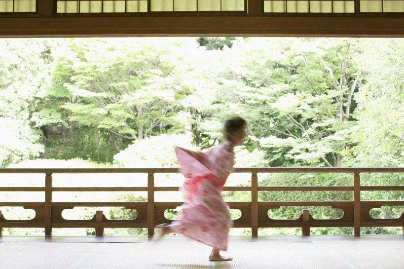 东方人,儿童,一个人,栏杆,笑,微笑,露齿笑,横图,室内,白天,侧面,民族服装,纯洁,树林,植物,地板,亚洲,仅一个女性,仅一个人,奔驰,和服,朦胧,模糊,扶手,地面,注视,黄种人,光脚,护栏,木地板,树,树木,小孩,绿色,自然,奔跑,观察,看,仅一个小孩,赤脚,可爱,童年,童趣,服饰,生长,成长,观看,察看,关注,童真,烂漫,无邪,吴服,唐草,唐花,唐锦,天真,女孩,女人,女性,亚洲人,孩子,彩图,全身,传统服装,民俗服,浴衣,女生